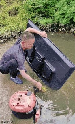 Den Fernseher schön abwaschen im Wasser izi 25 04 26