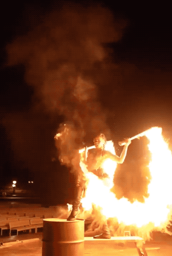 Heiße Feuershow am Abend feuer show