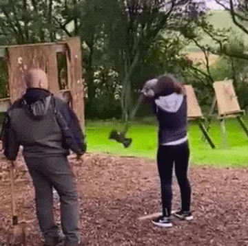 Axtwerfen ist nicht einfach axt werfen