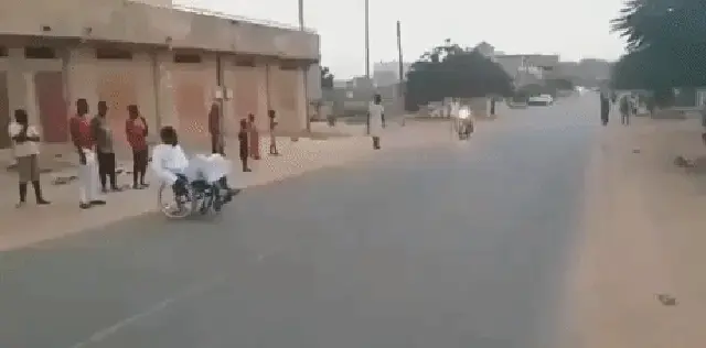 Und der Rollstuhlfahrer kann wieder laufen kann laufen