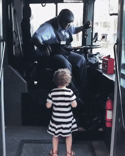 Wenn Jung und Alt zusammen Spaß haben kind busfahrer